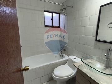 SE VENDE CASA AMPLIA E ILUMINADA