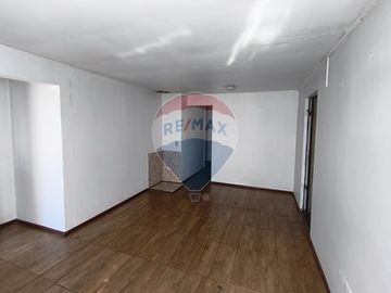 SE VENDE CASA AMPLIA E ILUMINADA