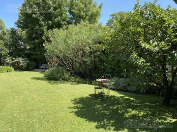 MUY LINDA CASA EN VENTA EN LOMAS DE SAN ISIDRO, EXCELENTE ENTORNO