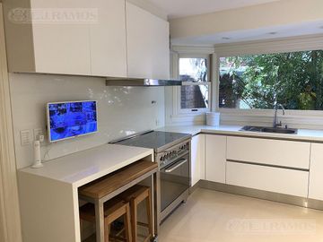 MUY LINDA CASA EN VENTA EN LOMAS DE SAN ISIDRO, EXCELENTE ENTORNO
