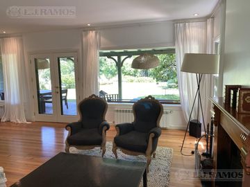 MUY LINDA CASA EN VENTA EN LOMAS DE SAN ISIDRO, EXCELENTE ENTORNO