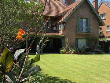 MUY LINDA CASA EN VENTA EN LOMAS DE SAN ISIDRO, EXCELENTE ENTORNO