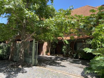 MUY LINDA CASA EN VENTA EN LOMAS DE SAN ISIDRO, EXCELENTE ENTORNO