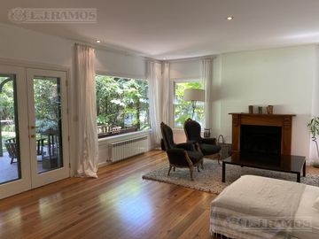 MUY LINDA CASA EN VENTA EN LOMAS DE SAN ISIDRO, EXCELENTE ENTORNO