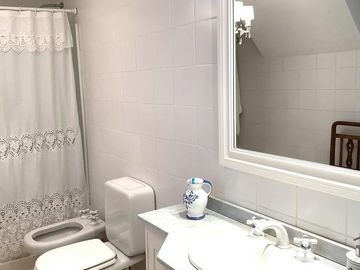 MUY LINDA CASA EN VENTA EN LOMAS DE SAN ISIDRO, EXCELENTE ENTORNO