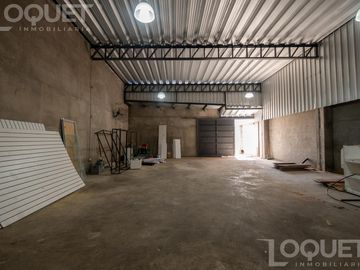 Departamento, galpón y local comercial en zona comercial