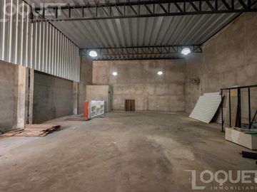 Departamento, galpón y local comercial en zona comercial