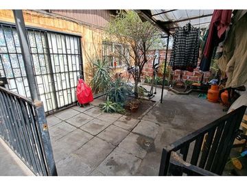 AMPLIO TERRENO CON 3 CASAS, METRO LOS QUILLAYES