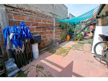 AMPLIO TERRENO CON 3 CASAS, METRO LOS QUILLAYES