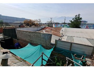 AMPLIO TERRENO CON 3 CASAS, METRO LOS QUILLAYES
