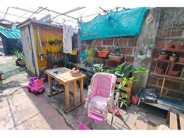 AMPLIO TERRENO CON 3 CASAS, METRO LOS QUILLAYES