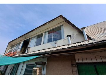 AMPLIO TERRENO CON 3 CASAS, METRO LOS QUILLAYES
