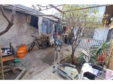 AMPLIO TERRENO CON 3 CASAS, METRO LOS QUILLAYES