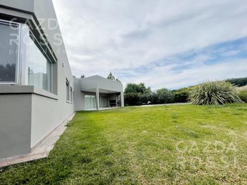 Excelente casa en venta con renta en Don Joaquín, Canning