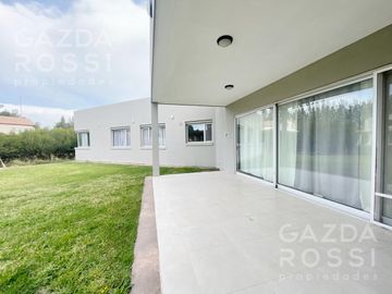 Excelente casa en venta con renta en Don Joaquín, Canning