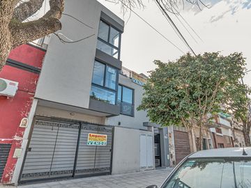 Venta departamento 3 ambientes en dúplex con terraza y parrilla en Parque Avellaneda
