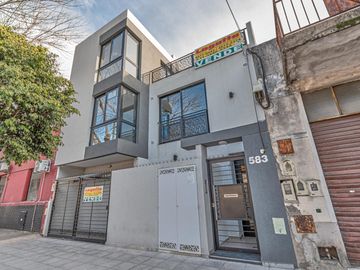 Venta departamento 3 ambientes en dúplex con terraza y parrilla en Parque Avellaneda