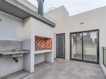 Venta departamento 3 ambientes en dúplex con terraza y parrilla en Parque Avellaneda
