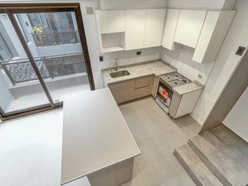 Venta departamento 3 ambientes en dúplex con terraza y parrilla en Parque Avellaneda
