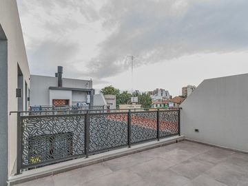 Venta departamento 3 ambientes en dúplex con terraza y parrilla en Parque Avellaneda