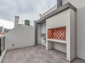 Venta departamento 3 ambientes en dúplex con terraza y parrilla en Parque Avellaneda