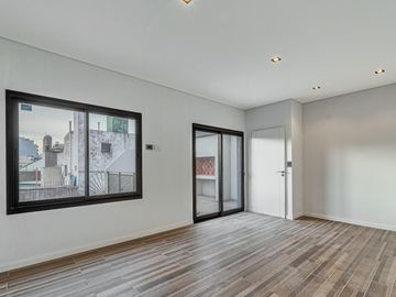 Venta departamento 3 ambientes en dúplex con terraza y parrilla en Parque Avellaneda