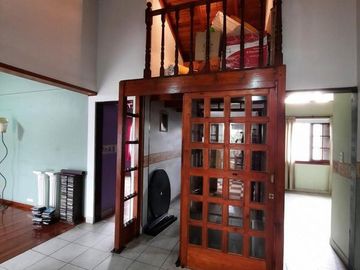 VENTA DE CASA 7 AMBIENTES EN REMEDIOS DE ESCALADA