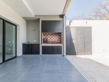 En Venta | APTA CREDITO | Oportunidad - Hermosa Propiedad a Estrenar en Moreno Sur con 3 Dormitorios, Pileta, Parque, Parrilla y 2 Cocheras