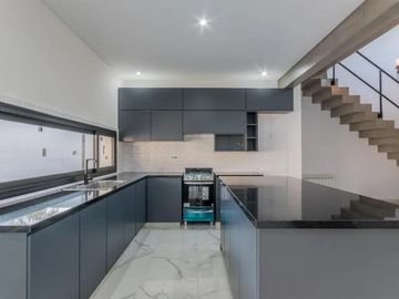 En Venta | APTA CREDITO | Oportunidad - Hermosa Propiedad a Estrenar en Moreno Sur con 3 Dormitorios, Pileta, Parque, Parrilla y 2 Cocheras