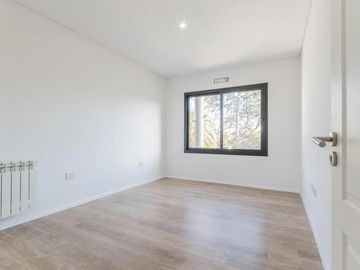 En Venta | APTA CREDITO | Oportunidad - Hermosa Propiedad a Estrenar en Moreno Sur con 3 Dormitorios, Pileta, Parque, Parrilla y 2 Cocheras