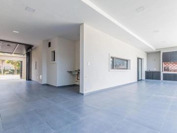 En Venta | APTA CREDITO | Oportunidad - Hermosa Propiedad a Estrenar en Moreno Sur con 3 Dormitorios, Pileta, Parque, Parrilla y 2 Cocheras