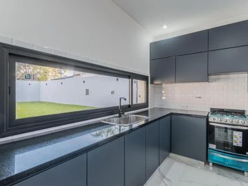 En Venta | APTA CREDITO | Oportunidad - Hermosa Propiedad a Estrenar en Moreno Sur con 3 Dormitorios, Pileta, Parque, Parrilla y 2 Cocheras