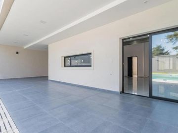 En Venta | APTA CREDITO | Oportunidad - Hermosa Propiedad a Estrenar en Moreno Sur con 3 Dormitorios, Pileta, Parque, Parrilla y 2 Cocheras