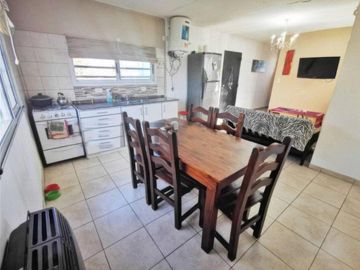 Casa en venta - 3 dormitorios 3 baños - Cocheras - 300 mts2 - Los Hornos [FINANCIADA]