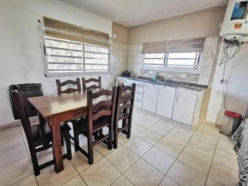 Casa en venta - 3 dormitorios 3 baños - Cocheras - 300 mts2 - Los Hornos [FINANCIADA]