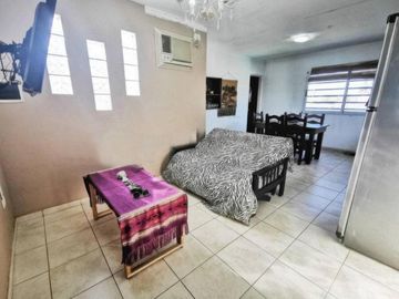 Casa en venta - 3 dormitorios 3 baños - Cocheras - 300 mts2 - Los Hornos [FINANCIADA]