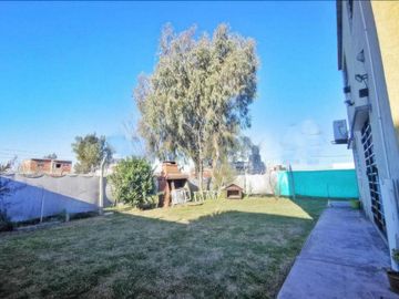 Casa en venta - 3 dormitorios 3 baños - Cocheras - 300 mts2 - Los Hornos [FINANCIADA]