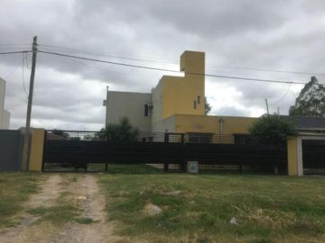 Casa en venta - 3 dormitorios 3 baños - Cocheras - 300 mts2 - Los Hornos [FINANCIADA]