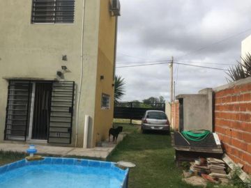 Casa en venta - 3 dormitorios 3 baños - Cocheras - 300 mts2 - Los Hornos [FINANCIADA]