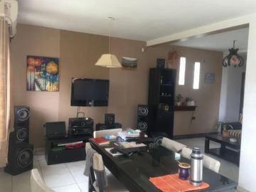 Casa en venta - 3 dormitorios 3 baños - Cocheras - 300 mts2 - Los Hornos [FINANCIADA]