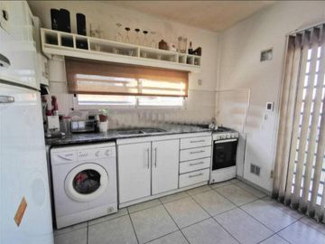 Casa en venta - 3 dormitorios 3 baños - Cocheras - 300 mts2 - Los Hornos [FINANCIADA]