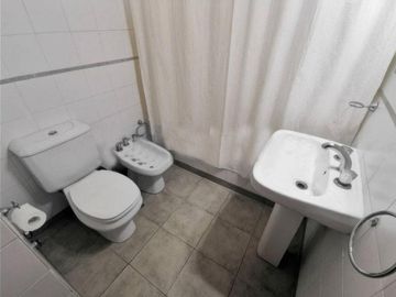 Casa en venta - 3 dormitorios 3 baños - Cocheras - 300 mts2 - Los Hornos [FINANCIADA]
