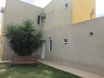Casa en venta - 3 dormitorios 3 baños - Cocheras - 300 mts2 - Los Hornos [FINANCIADA]