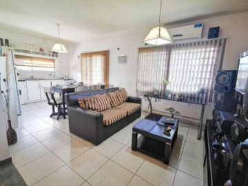Casa en venta - 3 dormitorios 3 baños - Cocheras - 300 mts2 - Los Hornos [FINANCIADA]