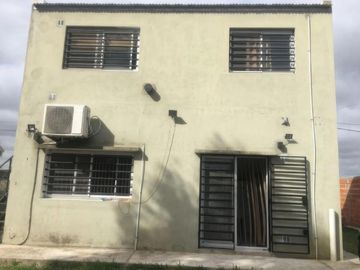 Casa en venta - 3 dormitorios 3 baños - Cocheras - 300 mts2 - Los Hornos [FINANCIADA]