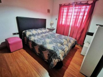 Casa en venta - 3 dormitorios 3 baños - Cocheras - 300 mts2 - Los Hornos [FINANCIADA]