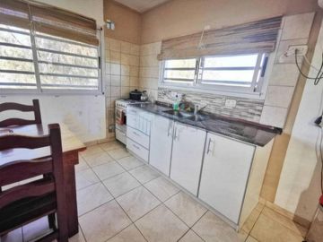 Casa en venta - 3 dormitorios 3 baños - Cocheras - 300 mts2 - Los Hornos [FINANCIADA]