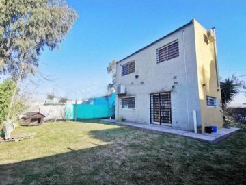 Casa en venta - 3 dormitorios 3 baños - Cocheras - 300 mts2 - Los Hornos [FINANCIADA]
