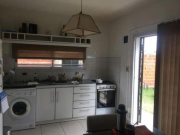 Casa en venta - 3 dormitorios 3 baños - Cocheras - 300 mts2 - Los Hornos [FINANCIADA]