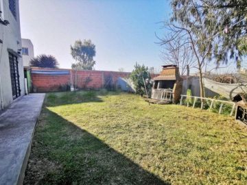 Casa en venta - 3 dormitorios 3 baños - Cocheras - 300 mts2 - Los Hornos [FINANCIADA]